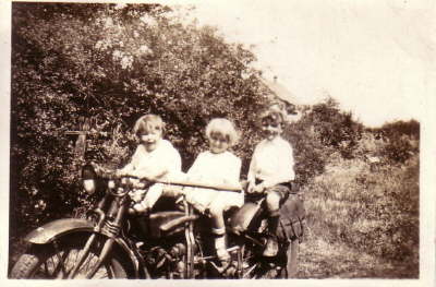 Anita, Dorothy  and Clyde Ruoff 1926